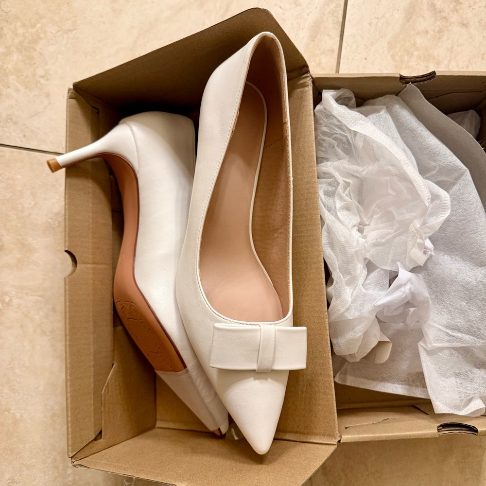 Bloomingdale's White Bow Pointed Heels